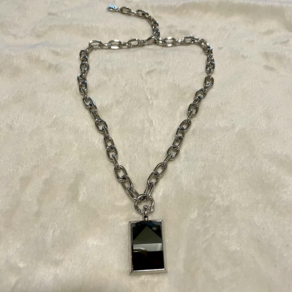 Beautiful thick chain necklace with pendant